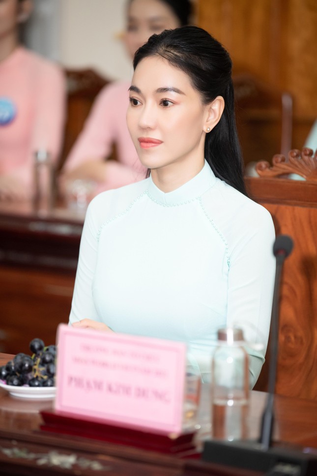 Top 38 Miss World Vietnam 2022 mặc áo dài nền nã khi đi dâng hương tại Quy Nhơn ảnh 4