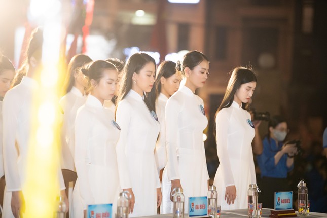 Top 38 Miss World Vietnam 2022 mặc áo dài nền nã khi đi dâng hương tại Quy Nhơn ảnh 8