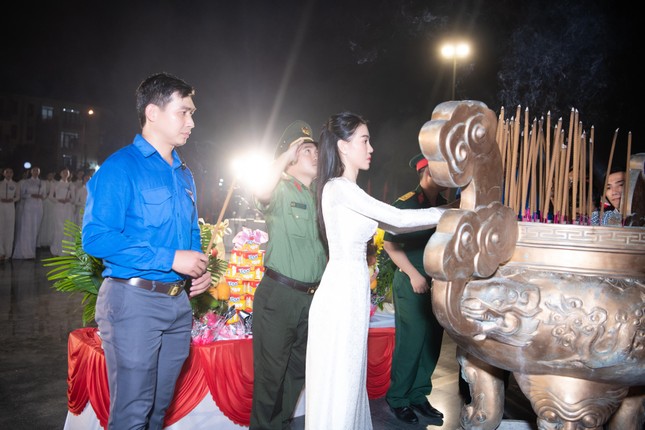 Top 38 Miss World Vietnam 2022 mặc áo dài nền nã khi đi dâng hương tại Quy Nhơn ảnh 9