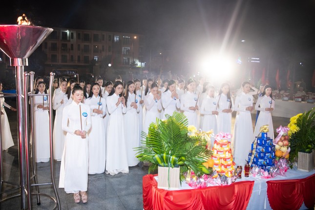 Top 38 Miss World Vietnam 2022 mặc áo dài nền nã khi đi dâng hương tại Quy Nhơn ảnh 10