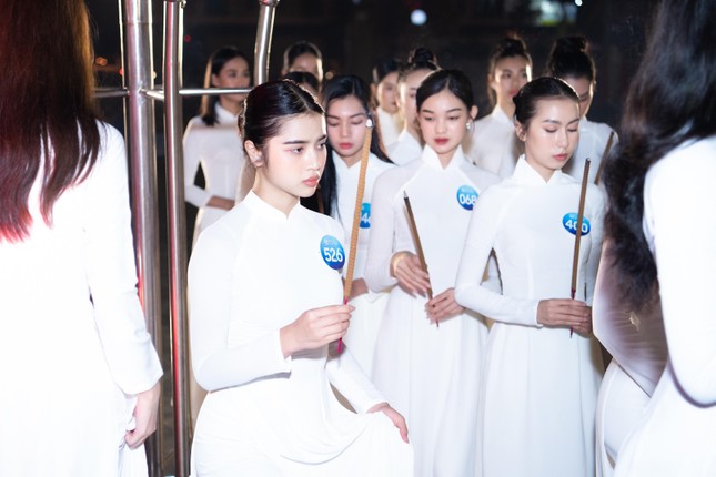 Top 38 Miss World Vietnam 2022 mặc áo dài nền nã khi đi dâng hương tại Quy Nhơn ảnh 11