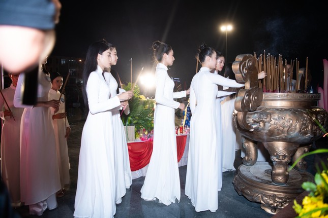 Top 38 Miss World Vietnam 2022 mặc áo dài nền nã khi đi dâng hương tại Quy Nhơn ảnh 12