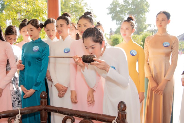 Top 38 Miss World Vietnam 2022 mặc áo dài nền nã khi đi dâng hương tại Quy Nhơn ảnh 13