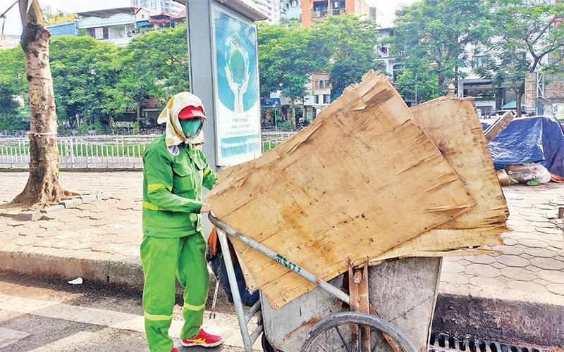 Chị Nguyễn Dịu, công nhân vệ sinh môi trường (Công ty CP Môi trường và Dịch vụ đô thị Vĩnh Yên) cần mẫn làm việc dưới nắng nóng. 