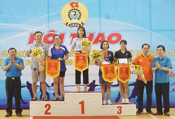 Ban tổ chức trao giải Nhất, Nhì, Ba cho các vận động viên đạt thành tích xuất sắc ở nội dung cầu lông đôi nam - nữ.