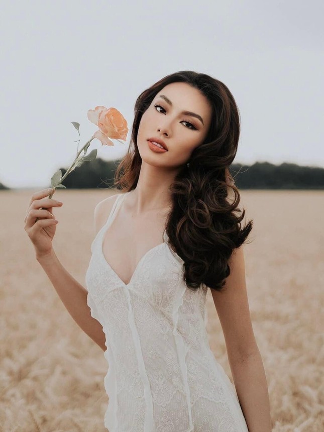 Hoa hậu Thùy Tiên đẹp tựa 'nàng thơ' giữa cảnh đồng quê nước Anh ảnh 2