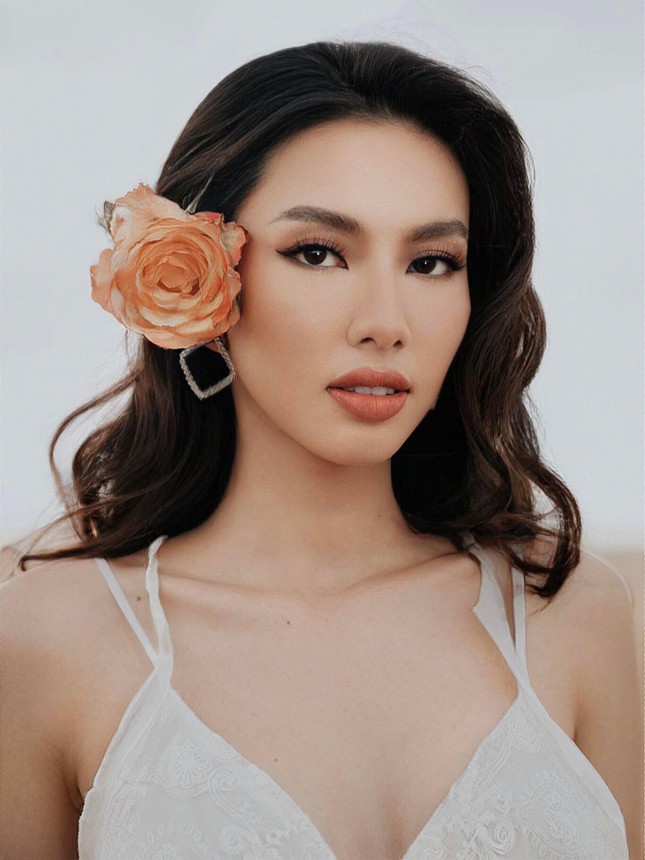 Hoa hậu Thùy Tiên đẹp tựa 'nàng thơ' giữa cảnh đồng quê nước Anh ảnh 1