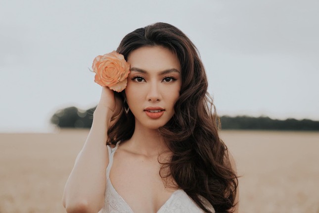 Hoa hậu Thùy Tiên đẹp tựa 'nàng thơ' giữa cảnh đồng quê nước Anh ảnh 3