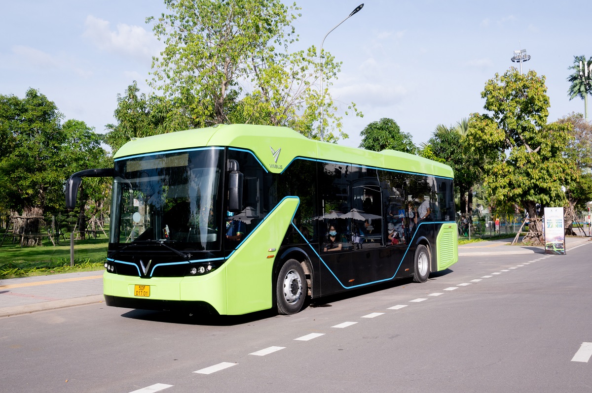 Người dân TP HCM háo hức chờ cơ hội lái thử ôtô điện VinFast - Ảnh 2.