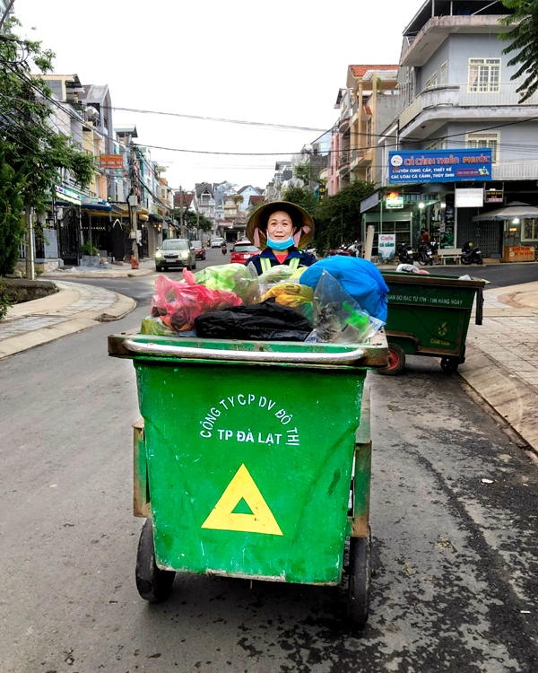 Không kể sớm khuya, chị Huỳnh Thị Dung cùng các anh chị em trong Đội Môi trường luôn nỗ lực giữ cho đường phố sạch đẹp