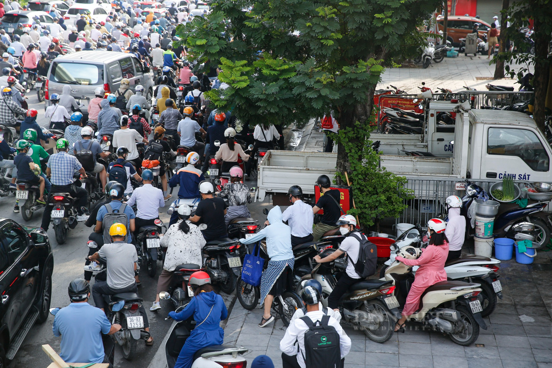 Cận cảnh đường 10 làn xe sắp được Hà Nội phân làn cứng tách riêng ô tô, xe máy để giảm ùn tắc - Ảnh 6.