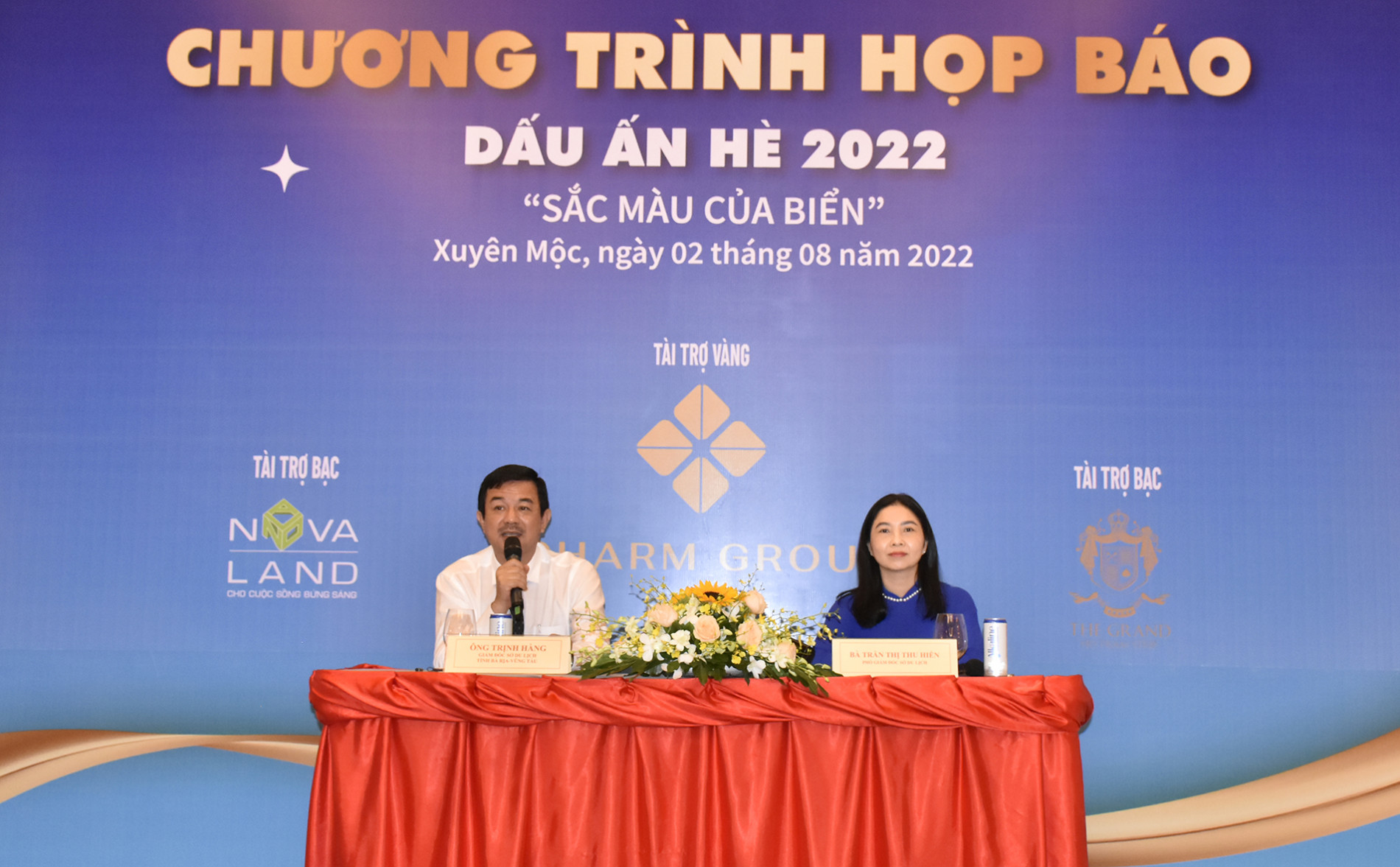 Ông Trịnh Hàng, Giám đốc Sở Du lịch và bà Trần Thị Thu Hiền, Phó Giám đốc Sở Du lịch chủ trì buổi họp báo. 