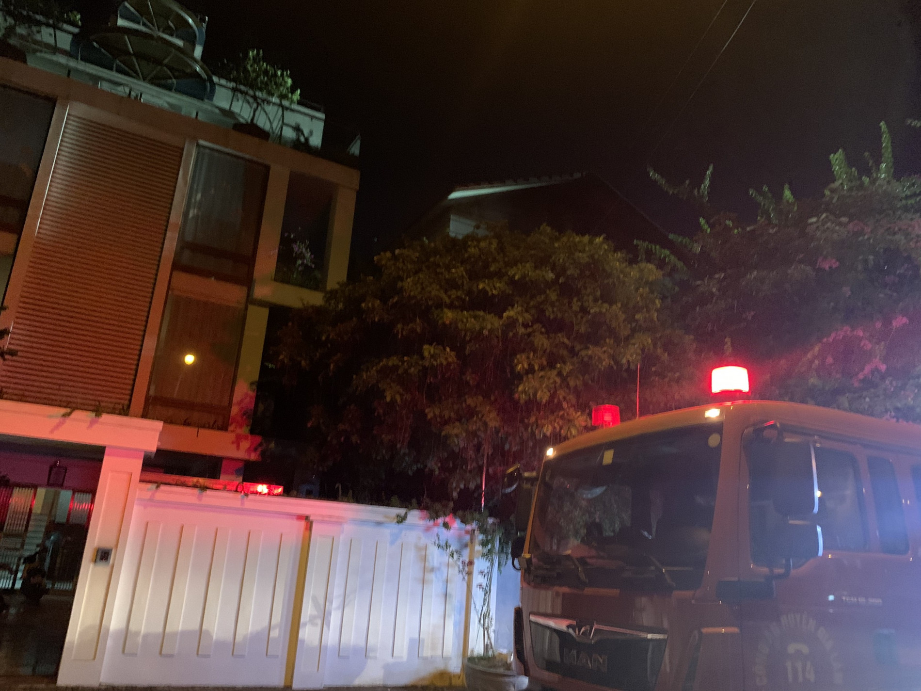 Hà Nội: Cháy lớn ở ngôi biệt thự tại thị trấn Trâu Quỳ, Gia Lâm - Ảnh 1