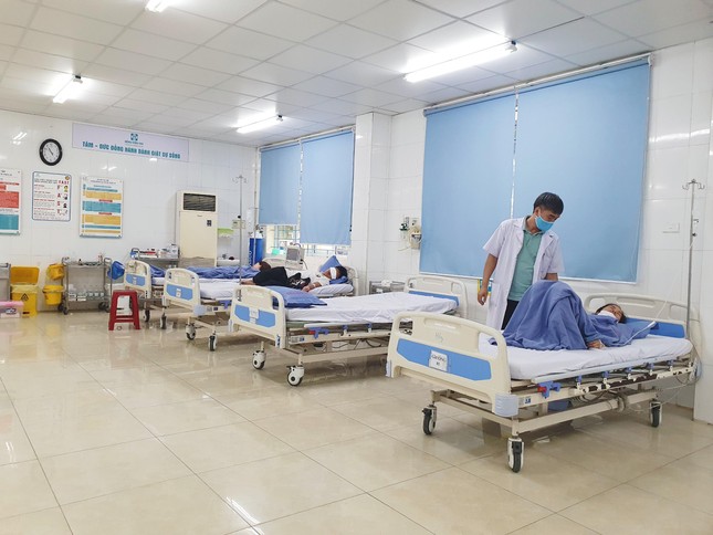 Hơn 20 du khách Hà Nội nhập viện tại Đà Nẵng vì ngộ độc thực phẩm ảnh 1