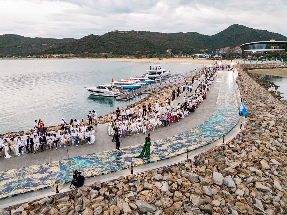 Chiêm ngưỡng sàn catwalk giữa biển độc đáo của Miss World Vietnam 2022 - Ảnh 5