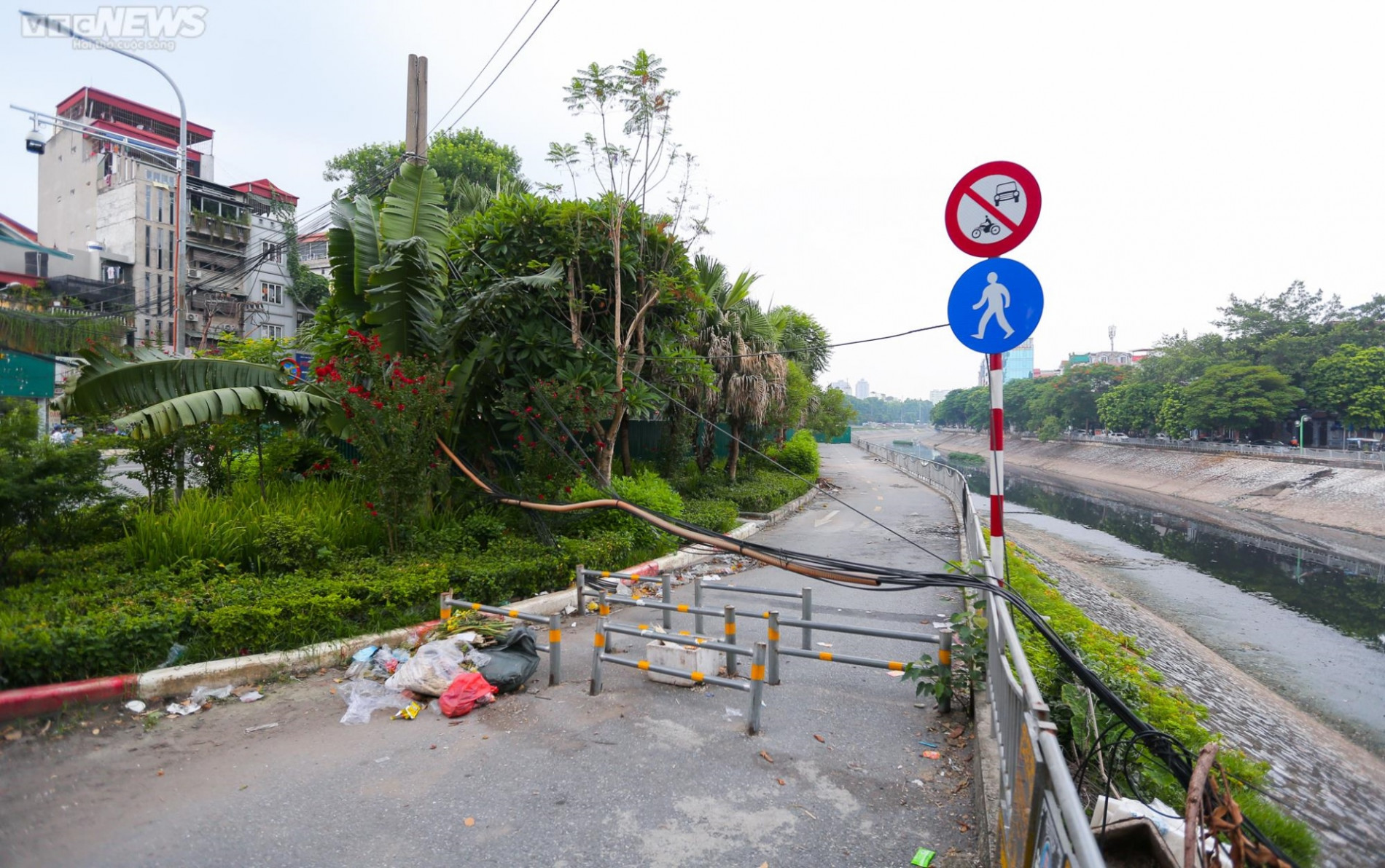 Hà Nội: Đường đi bộ ven sông Tô Lịch thành nơi đổ rác, bán trà đá - 1