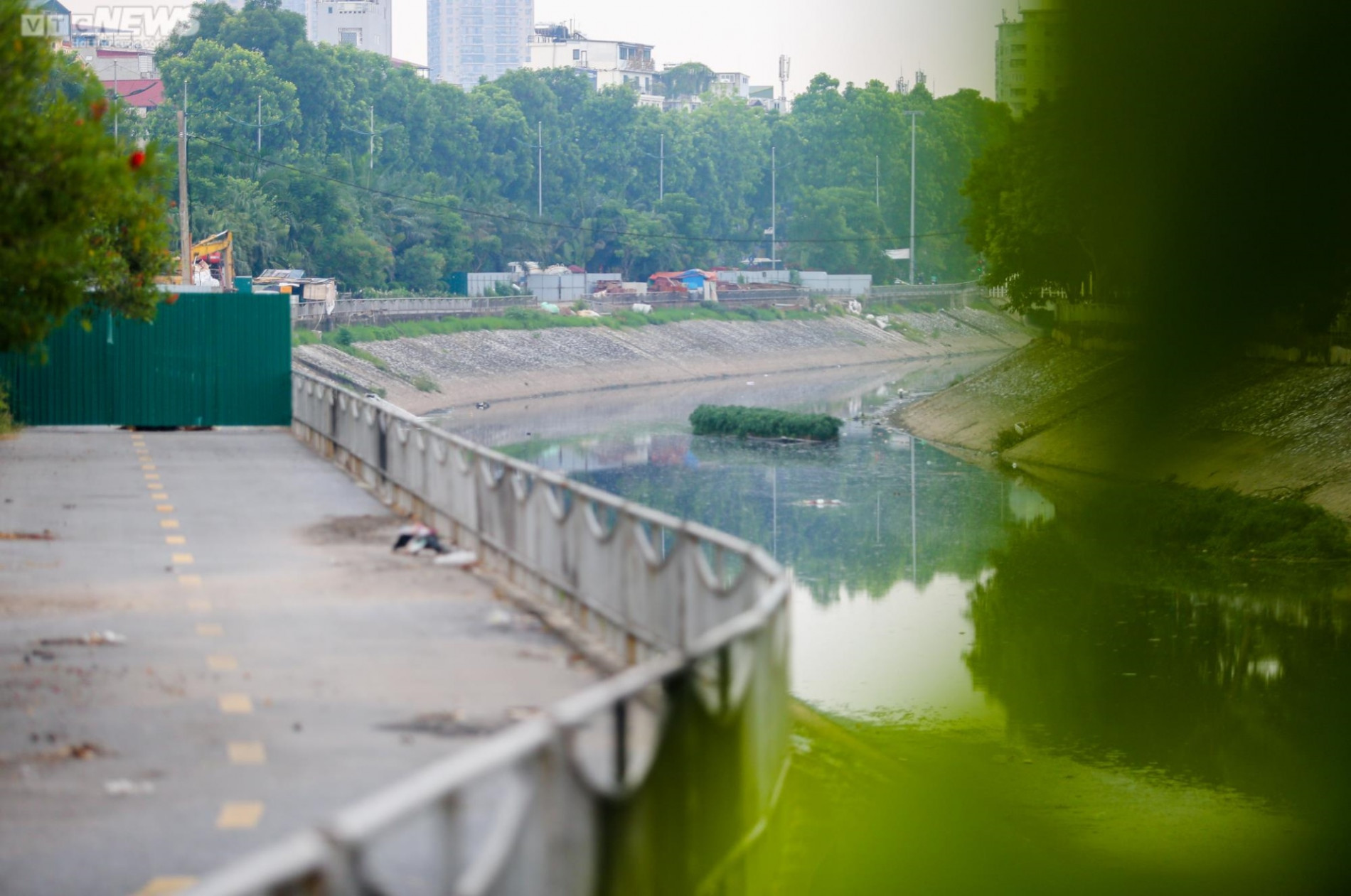 Hà Nội: Đường đi bộ ven sông Tô Lịch thành nơi đổ rác, bán trà đá - 2