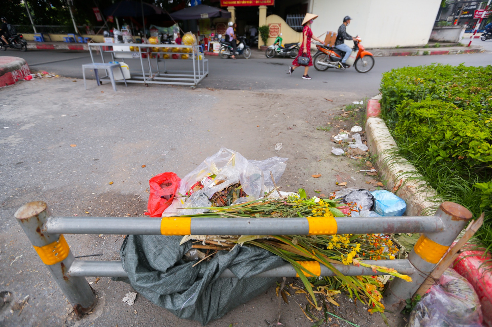 Hà Nội: Đường đi bộ ven sông Tô Lịch thành nơi đổ rác, bán trà đá - 9