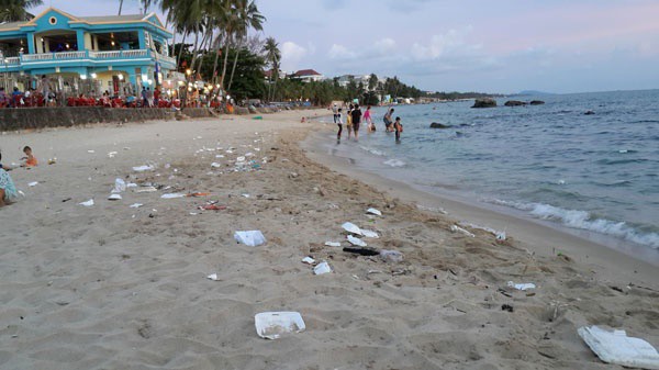 Du khách nước ngoài phàn nàn về rác thải tại Phú Quốc: amp;#34;Dịch vụ tuyệt vời nhưng bãi biển thì quá tệ, toàn là rác!amp;#34; - 4