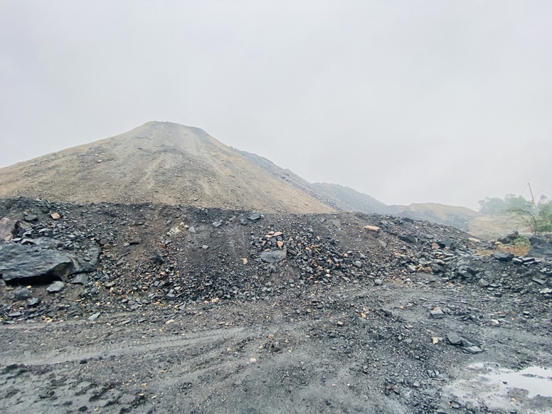 Việc tận dụng nguồn đất đá thải mỏ làm vật liệu san lấp sẽ giúp TX Đông Triều giảm nguy cơ gây ô nhiễm môi trường, sạt lở đến các khu vực xung quanh (Ảnh báo QN)