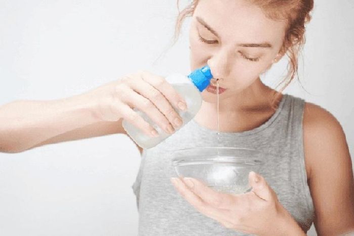 Chỉ nên sử dụng nước muối để vệ sinh mũi họng khi bị viêm nhiễm.