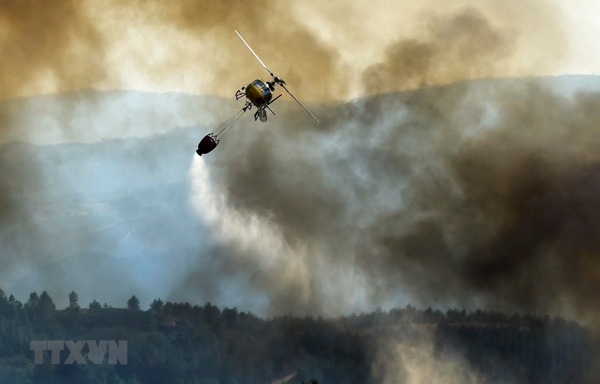 Trực thăng cứu hỏa phun nước dập đám cháy rừng tại Verin, Tây Bắc Tây Ban Nha ngày 4/8/2022. (Ảnh: AFP/TTXVN)
