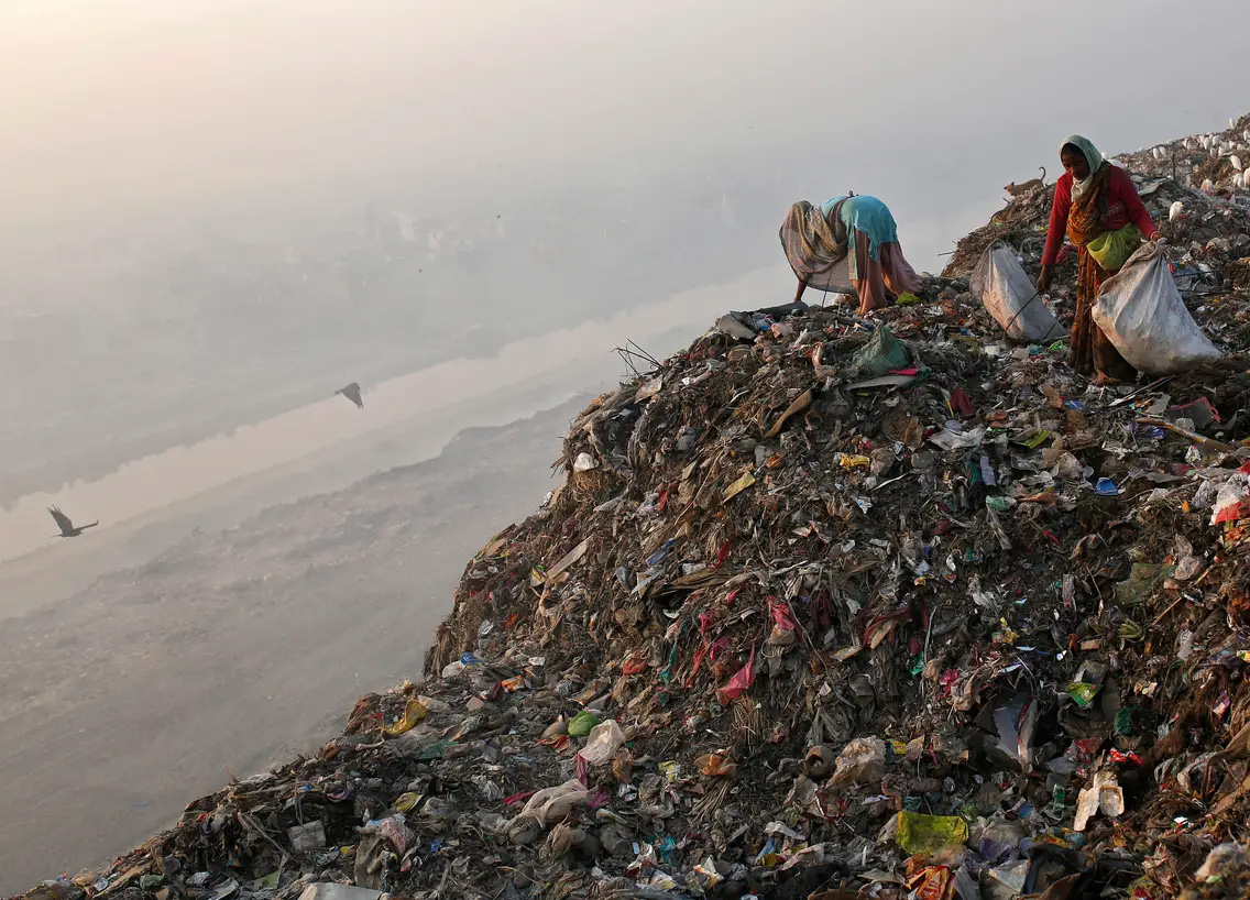 Các bãi rác là nguồn siêu phát thải khí methane độc hại - Ảnh 1.