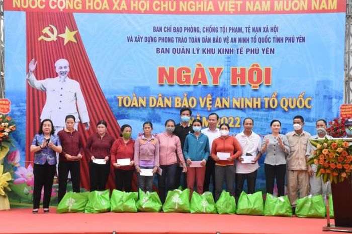 Đồng chí Nguyễn Lam, Phó trưởng Ban Dân vận Trung ương trao tặng quà công nhân Khu Công nghiệp Hòa Hiệp.