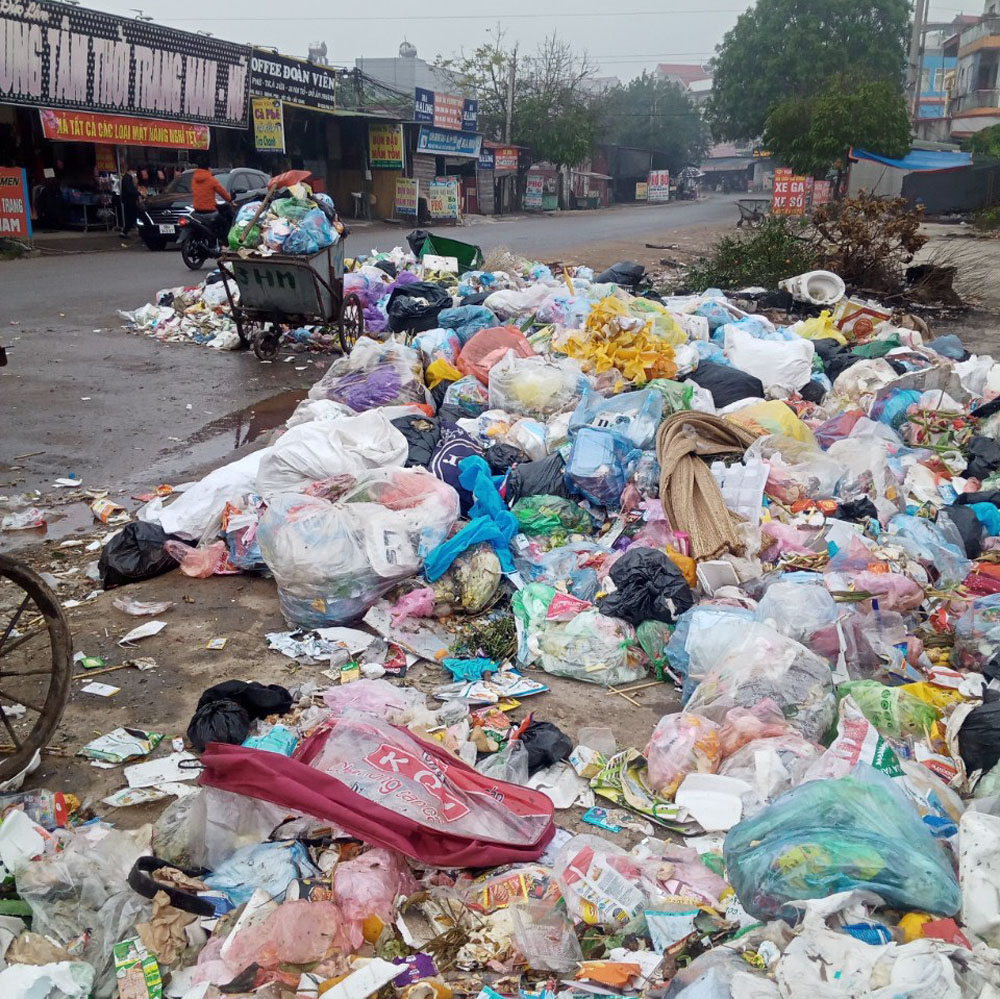 Điểm tập kết rác thải, ô nhiễm môi trường; thị trấn Nếnh, Việt Yên.