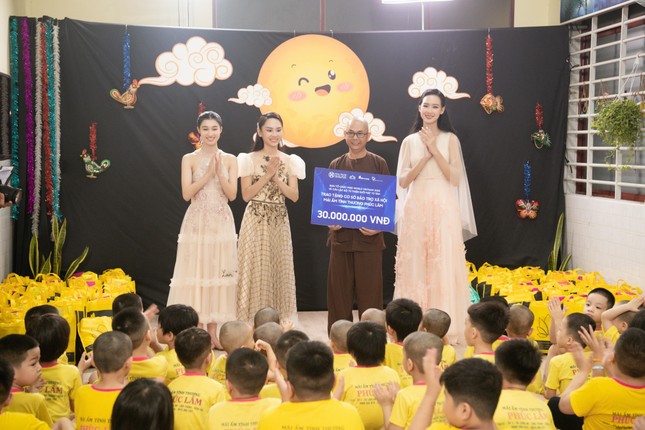 Top 3 Miss World Vietnam 2022 hóa chị Hằng xinh đẹp trong chuyến từ thiện đầu tiên sau đăng quang ảnh 1