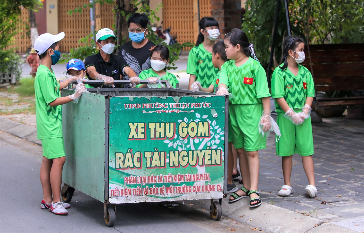 Theo chân “biệt đội nhí” đẩy xe tự chế đi xin rác tài nguyên ở Đà Nẵng - Ảnh 1.