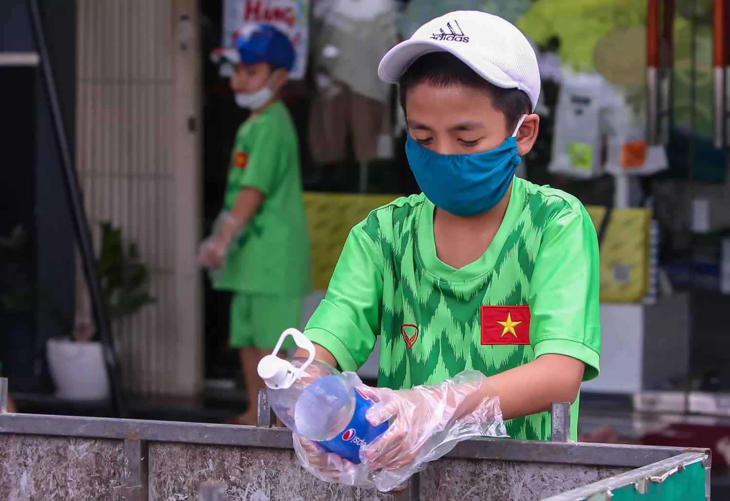 Theo chân “biệt đội nhí” đẩy xe tự chế đi xin rác tài nguyên ở Đà Nẵng - Ảnh 3.