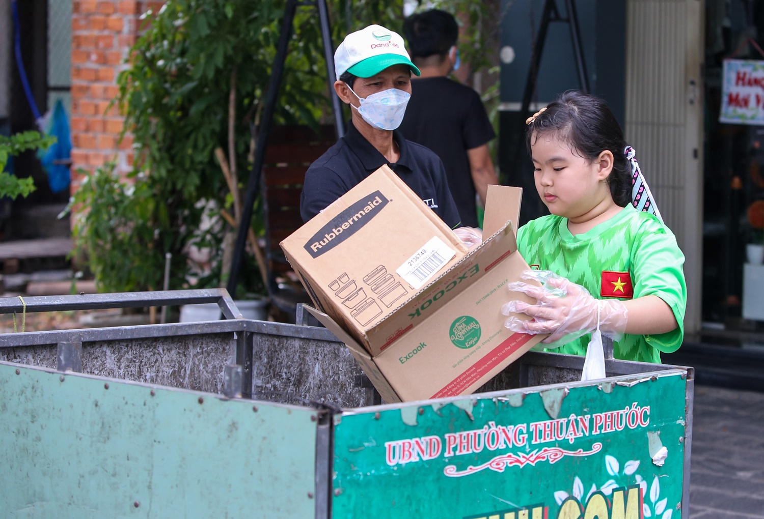 Theo chân “biệt đội nhí” đẩy xe tự chế đi xin rác tài nguyên ở Đà Nẵng - Ảnh 4.