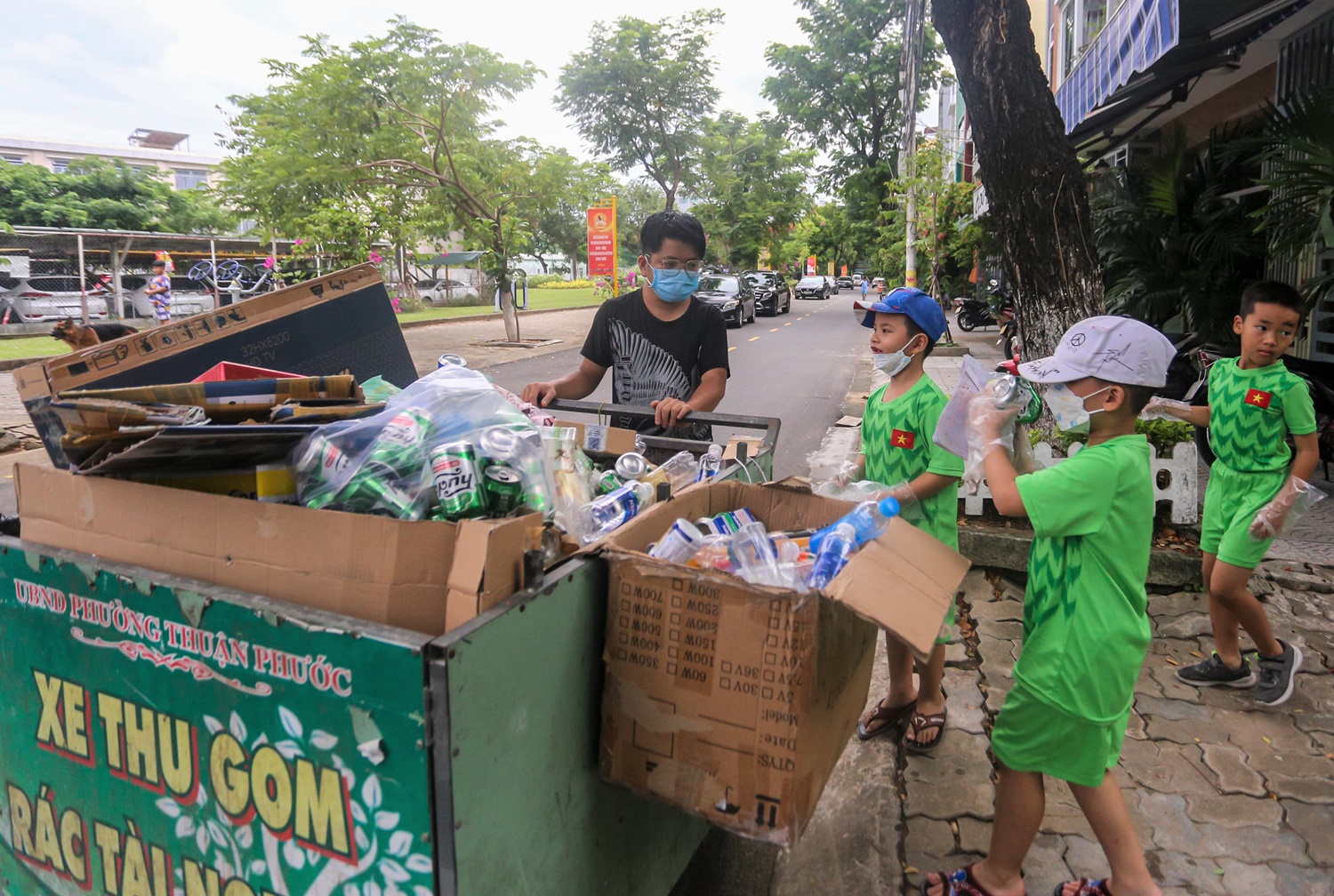 Theo chân “biệt đội nhí” đẩy xe tự chế đi xin rác tài nguyên ở Đà Nẵng - Ảnh 5.