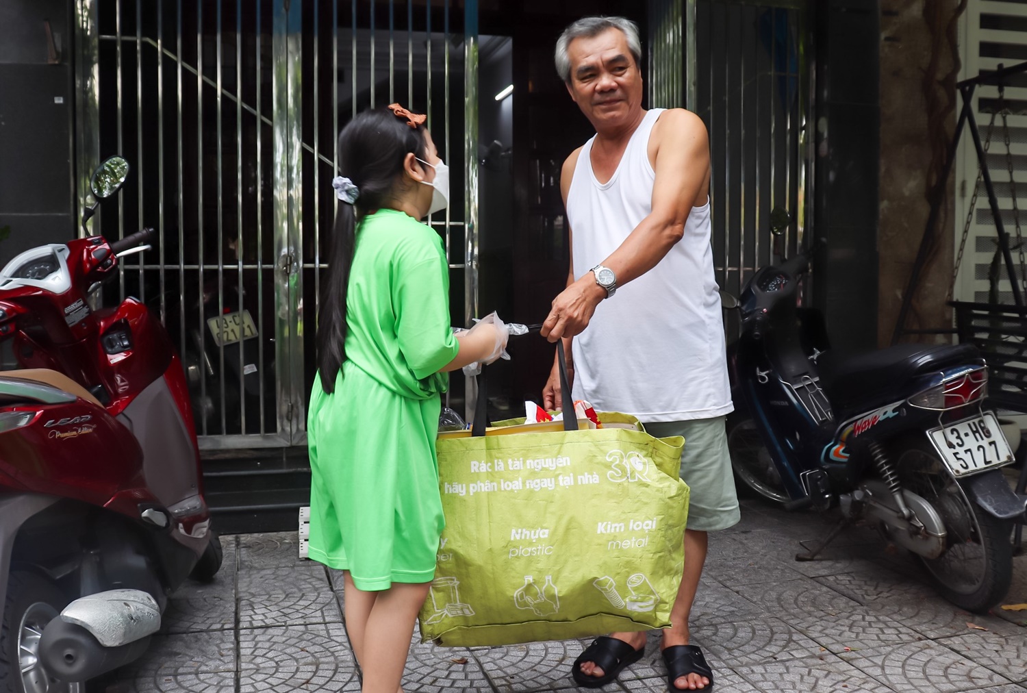 Theo chân “biệt đội nhí” đẩy xe tự chế đi xin rác tài nguyên ở Đà Nẵng - Ảnh 9.