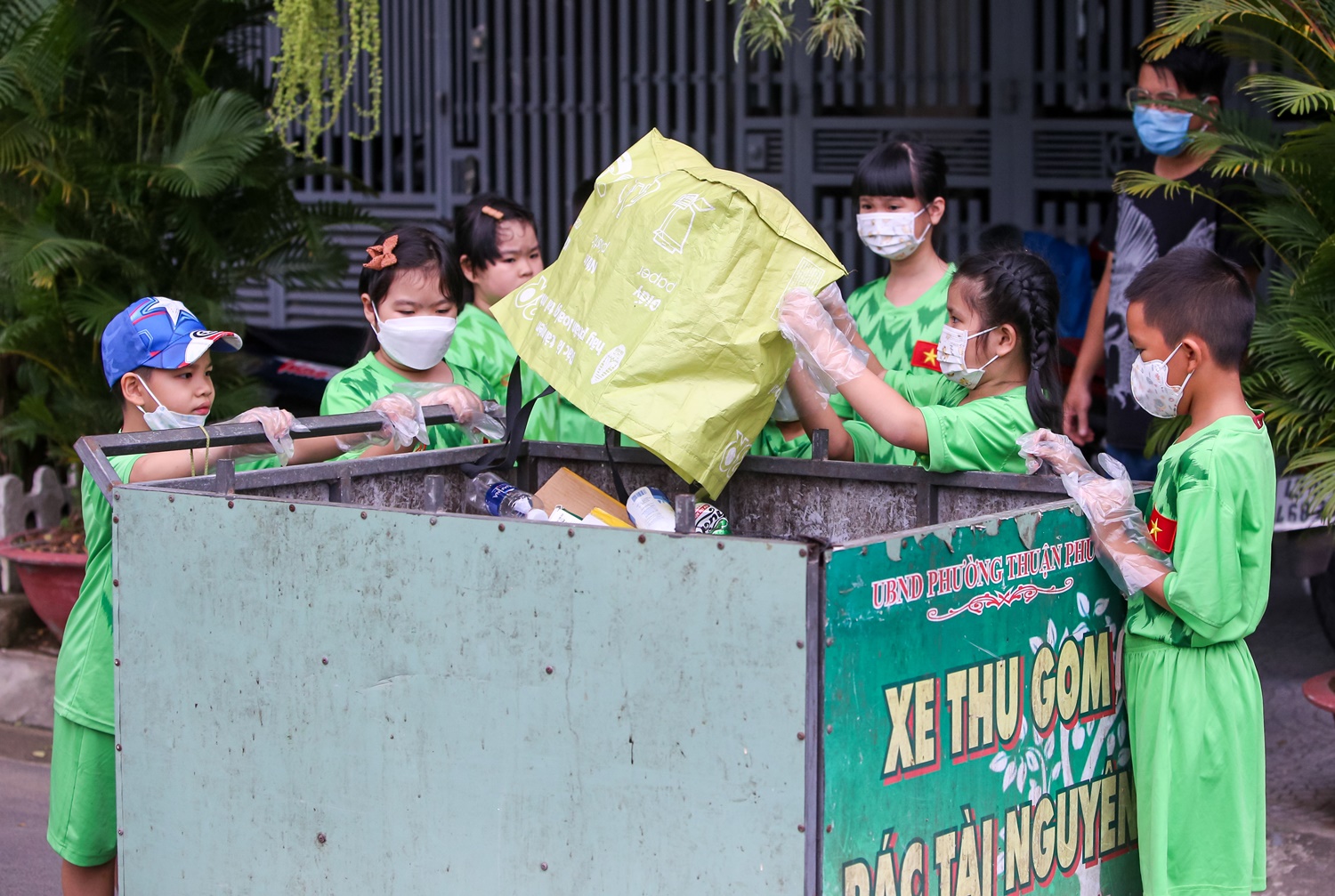 Theo chân “biệt đội nhí” đẩy xe tự chế đi xin rác tài nguyên ở Đà Nẵng - Ảnh 10.