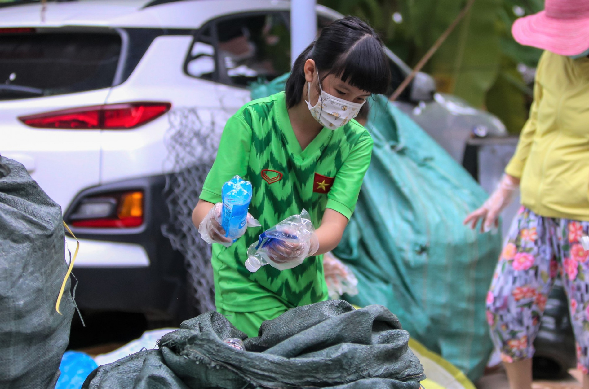 Theo chân “biệt đội nhí” đẩy xe tự chế đi xin rác tài nguyên ở Đà Nẵng - Ảnh 14.