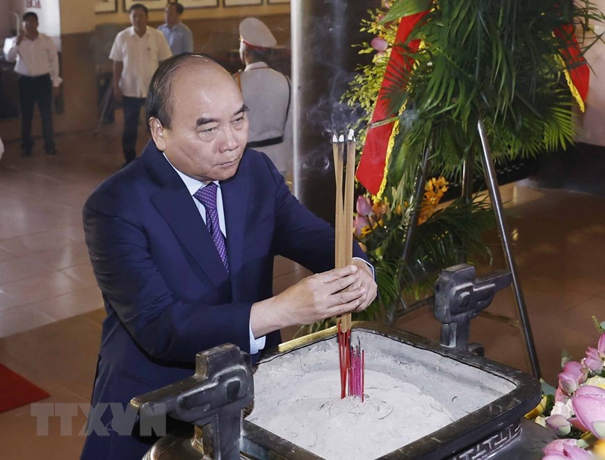 Hình ảnh Chủ tịch nước dâng hương tại Khu văn hoá tưởng niệm Bác Hồ | Chính trị | Vietnam+ (VietnamPlus)