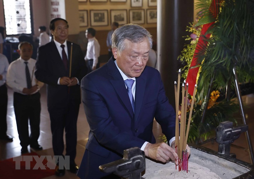 Hình ảnh Chủ tịch nước dâng hương tại Khu văn hoá tưởng niệm Bác Hồ | Chính trị | Vietnam+ (VietnamPlus)