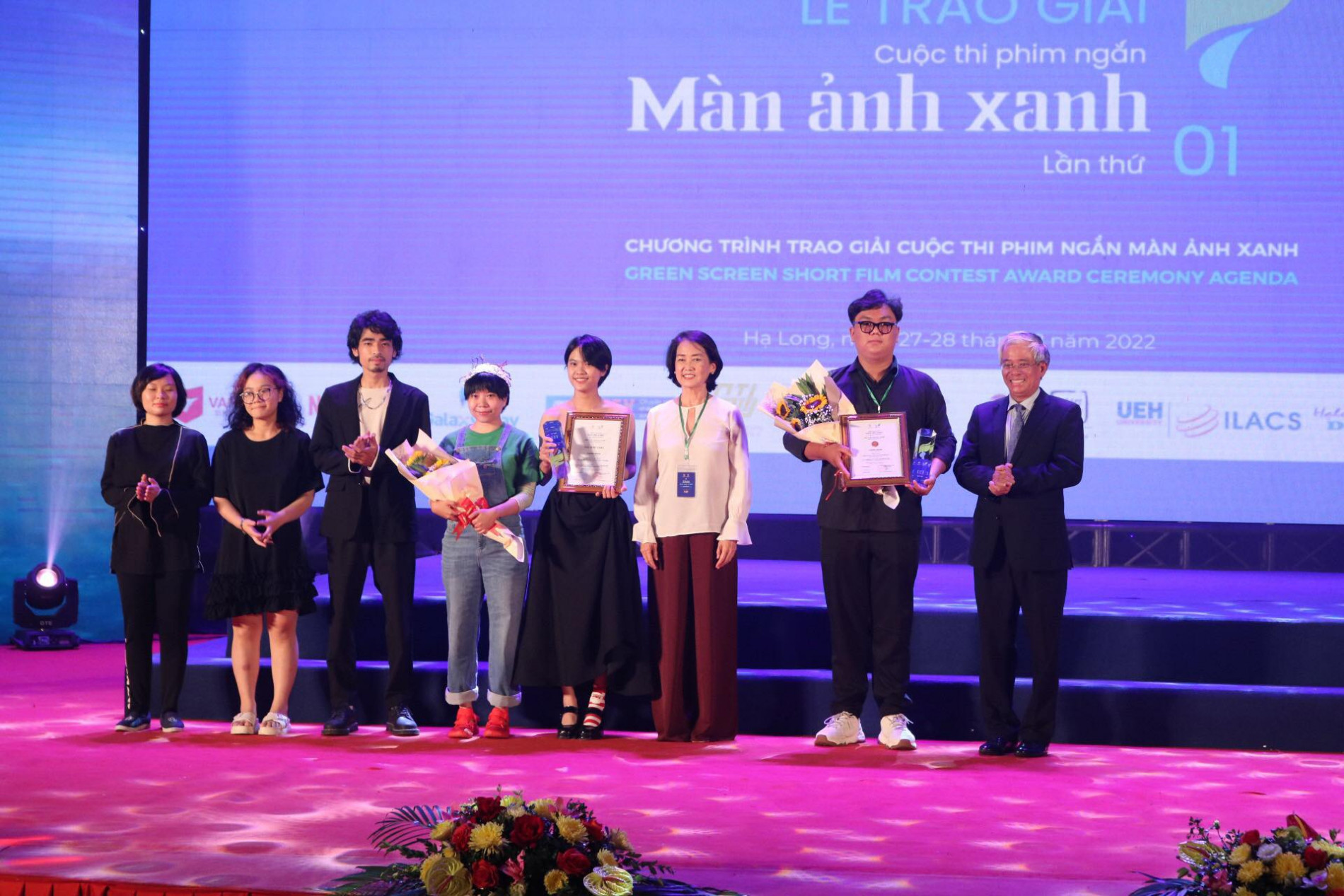 NSND Như Quỳnh, Nhã Phương, Trường Giang trao giải 'Màn ảnh xanh'