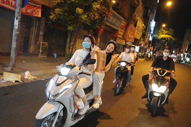 Hoa hậu Đỗ Thị Hà đi xe máy, tặng quà cho người vô gia cư thủ đô trong đêm khuya ảnh 1