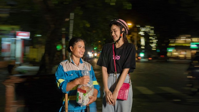 Hoa hậu Đỗ Thị Hà đi xe máy, tặng quà cho người vô gia cư thủ đô trong đêm khuya ảnh 3