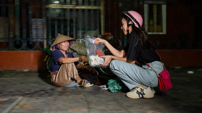 Hoa hậu Đỗ Thị Hà đi xe máy, tặng quà cho người vô gia cư thủ đô trong đêm khuya ảnh 6