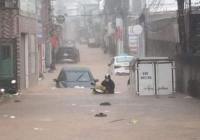 Trận mưa lớn chiều 1/9 khiến nhiều nơi ỏ Đà Lạt ngập nặng.