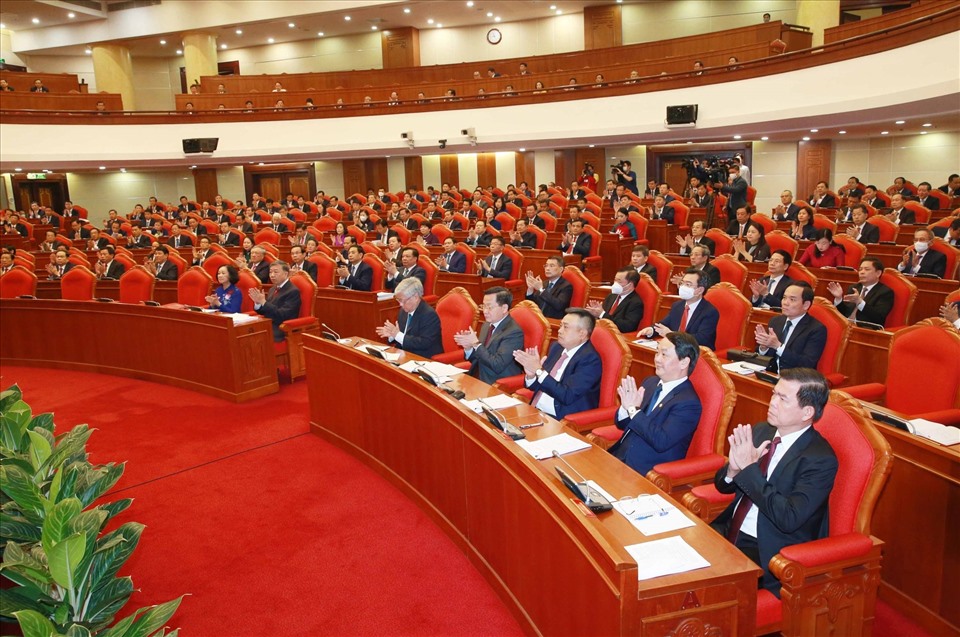 Bộ Chính trị có thẩm quyền giới thiệu nhân sự để Trung ương bầu Tổng Bí thư - Ảnh 2.