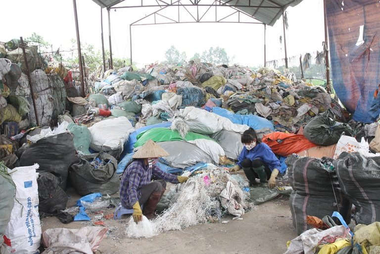 Đa phần rác thải nhựa ở Việt Nam được thu gom qua các vựa đồng nát