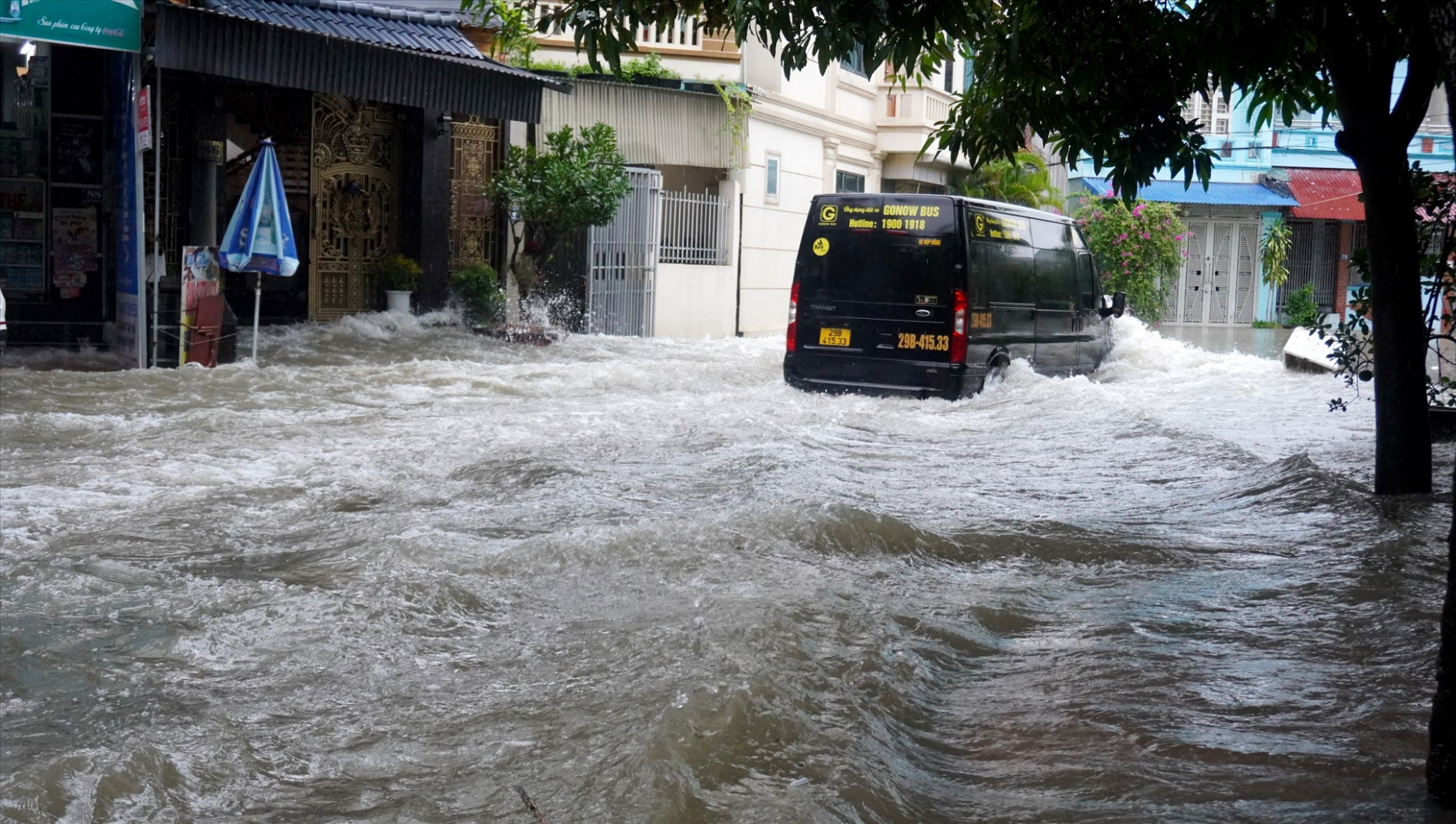 Sáng ngày 9.9, trên địa bàn tỉnh Thanh Hóa tiếp tục có mưa rất lớn và diễn ra liên tục. Ảnh: Q.D