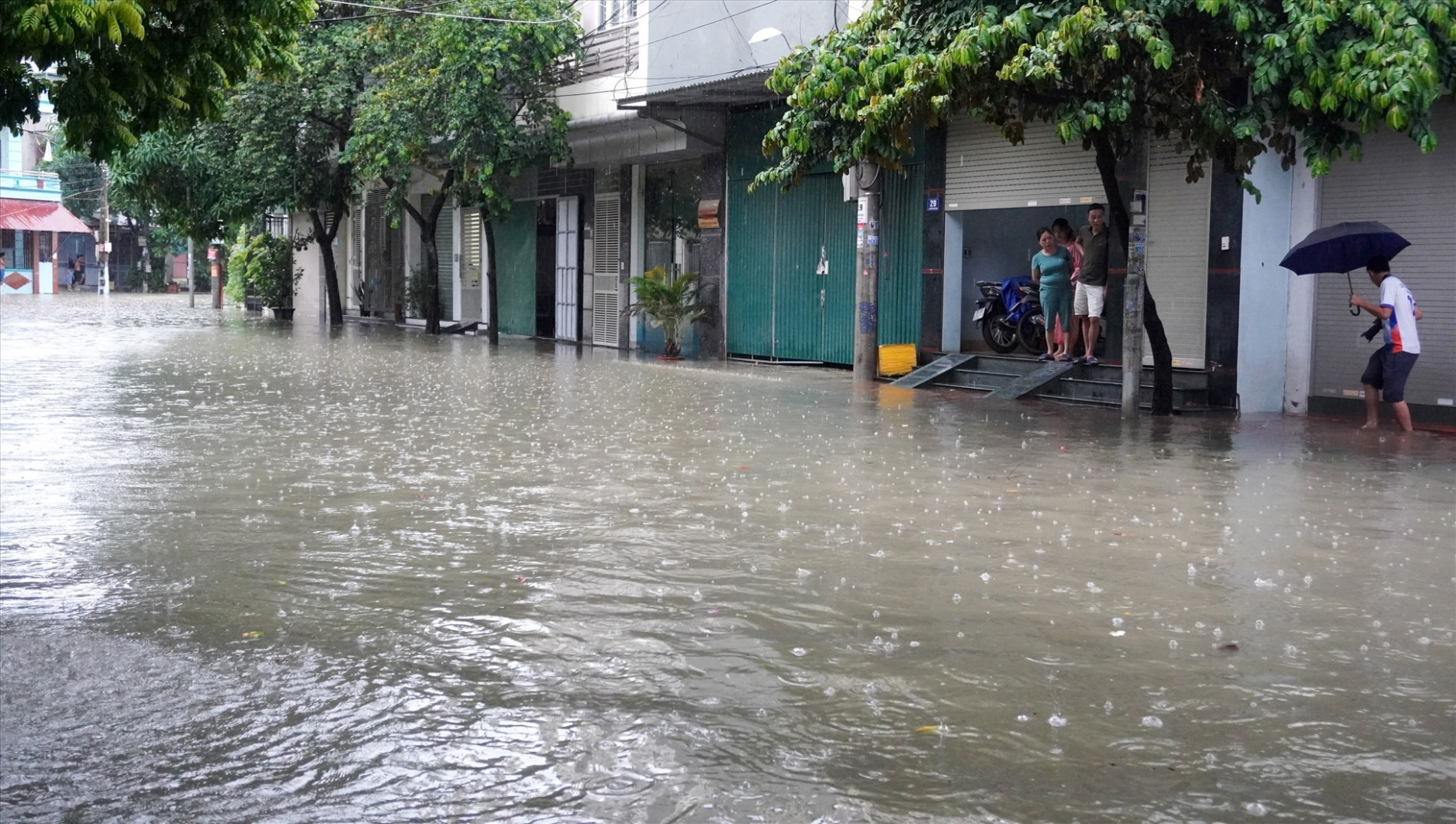 Đặc biệt ở khu phố Nguyễn Nhữ Soạn, phố Phú Thọ của phường Phú Sơn, TP.Thanh Hóa bị ngập rất nặng. Ảnh: Q.D
