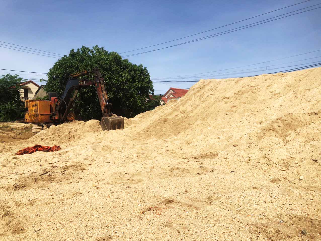 Quảng Ngãi: Doanh nghiệp chiếm đất làm bãi chứa VLXD trái phép