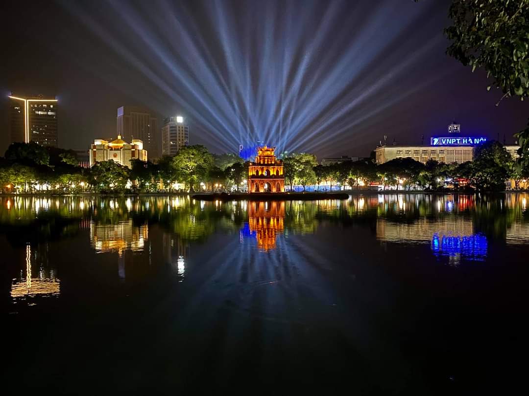 Hồ Gươm ở Hà Nội đẹp rực rỡ trong mùa hoa tháng 5 | Báo Dân trí